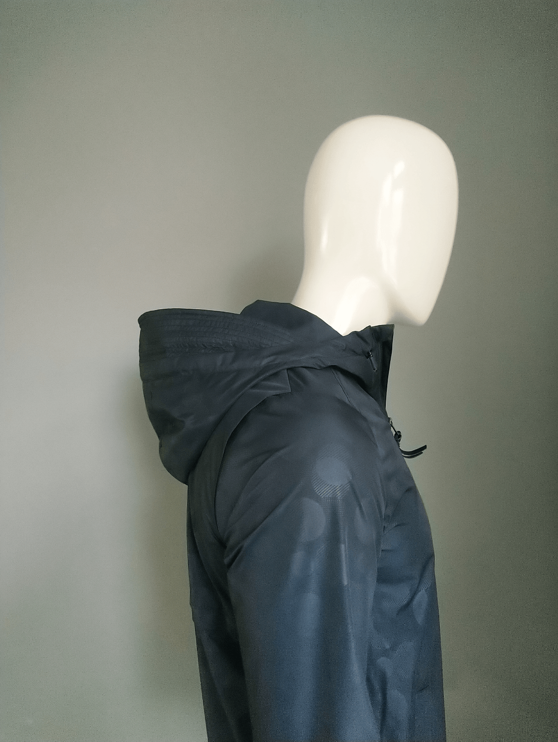 B keus: Woolrich zomerjas / tussenjas. Zwart gekleurd. Maat L. Brandgaatje - EcoGents