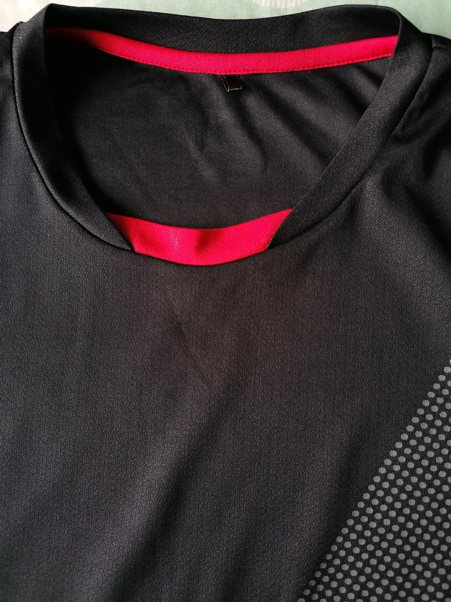 B keus: Lonsdale sport shirt. Zwart. Maat XL. Logo vervaagd - EcoGents