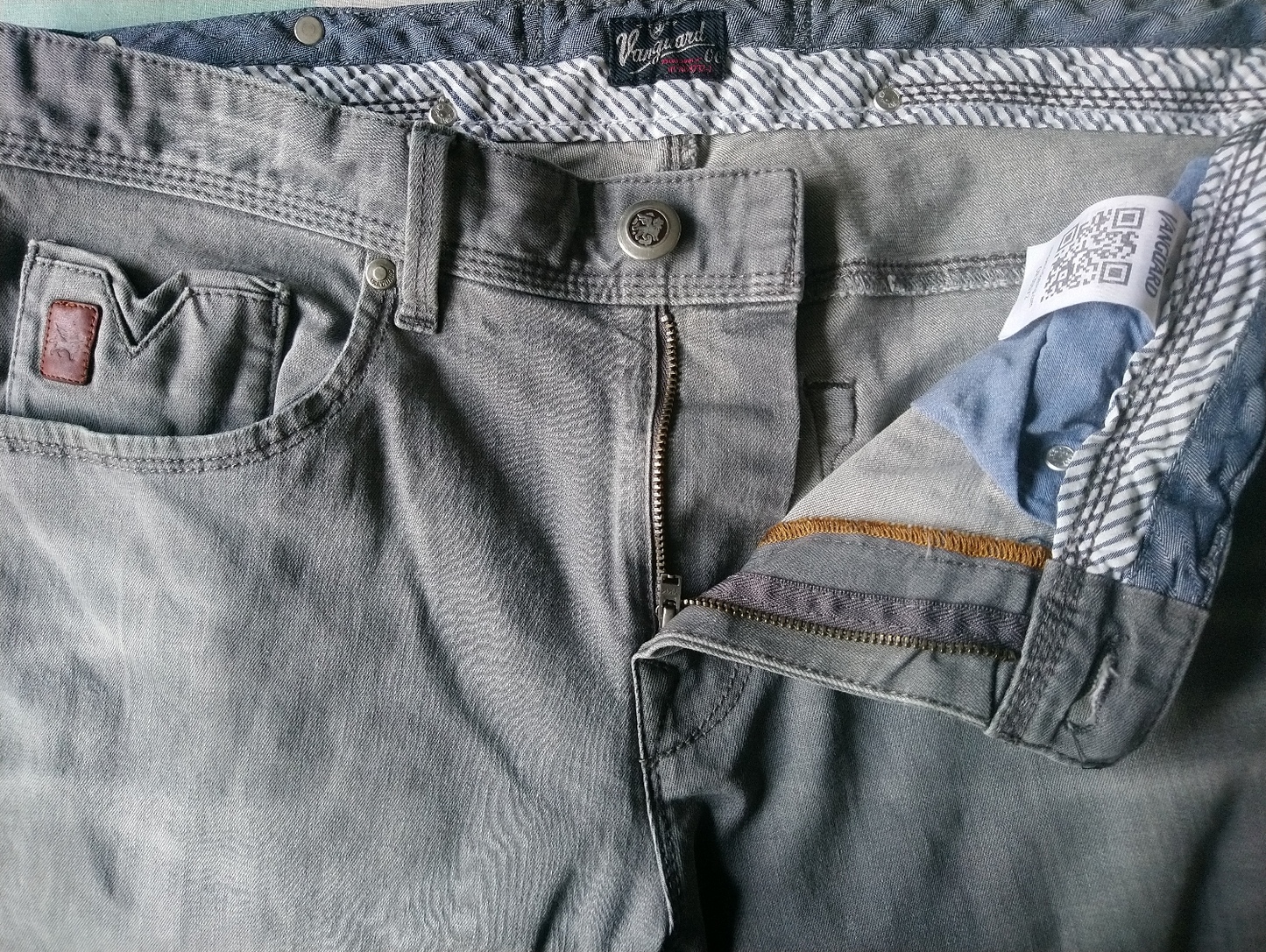 Jeans d'avanguardia. Grigio colorato. Taglia W33 - L26. (abbreviato)